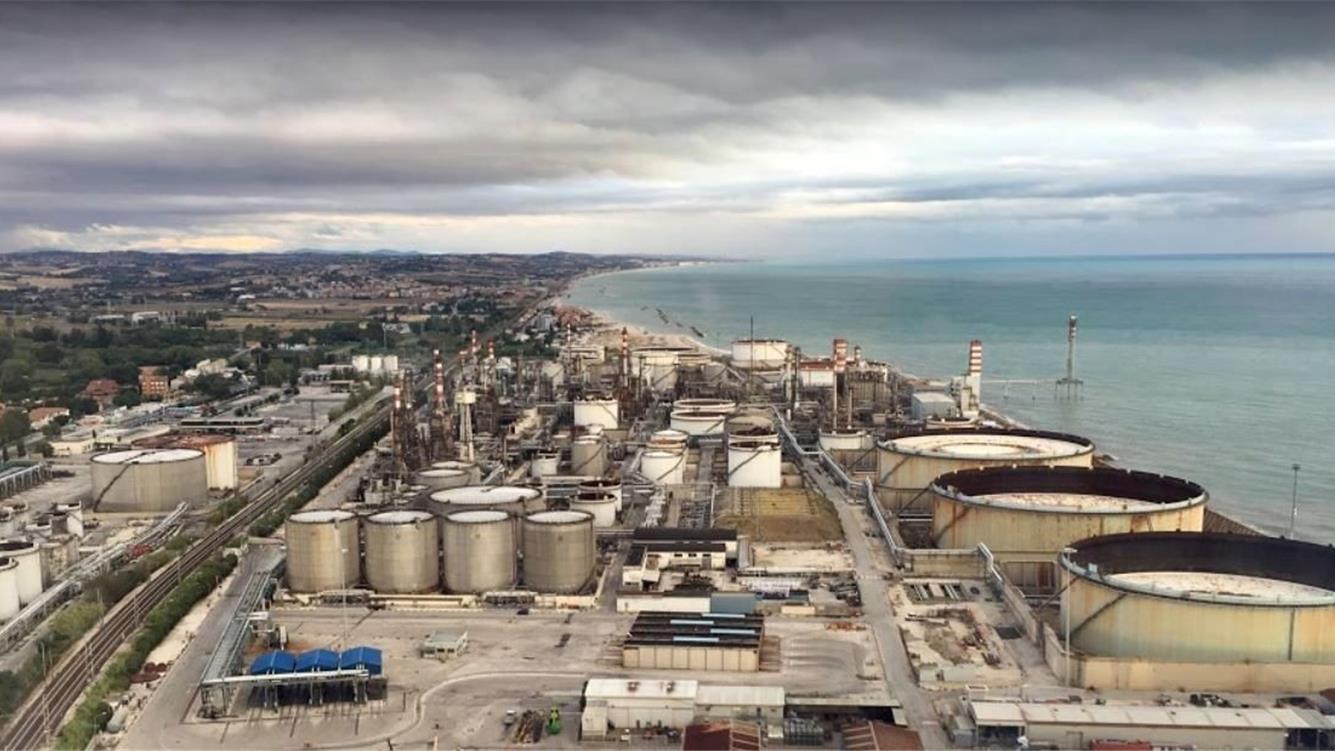 L'inflessione pesarese della proprietà azera dell'Api