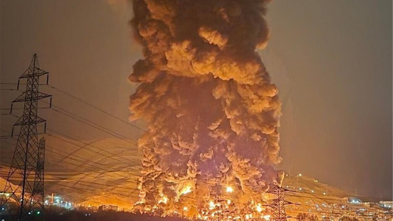 Pioggia nera: i rischi per la salute e l'ambiente derivanti dagli incendi petroliferi di Teheran