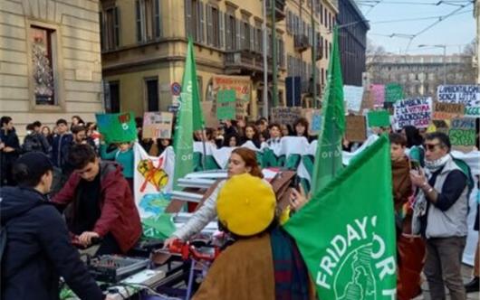 Come l’industria dei combustibili fossili influenza l’informazione italiana, Raffaele De Luca - Pressenza.com